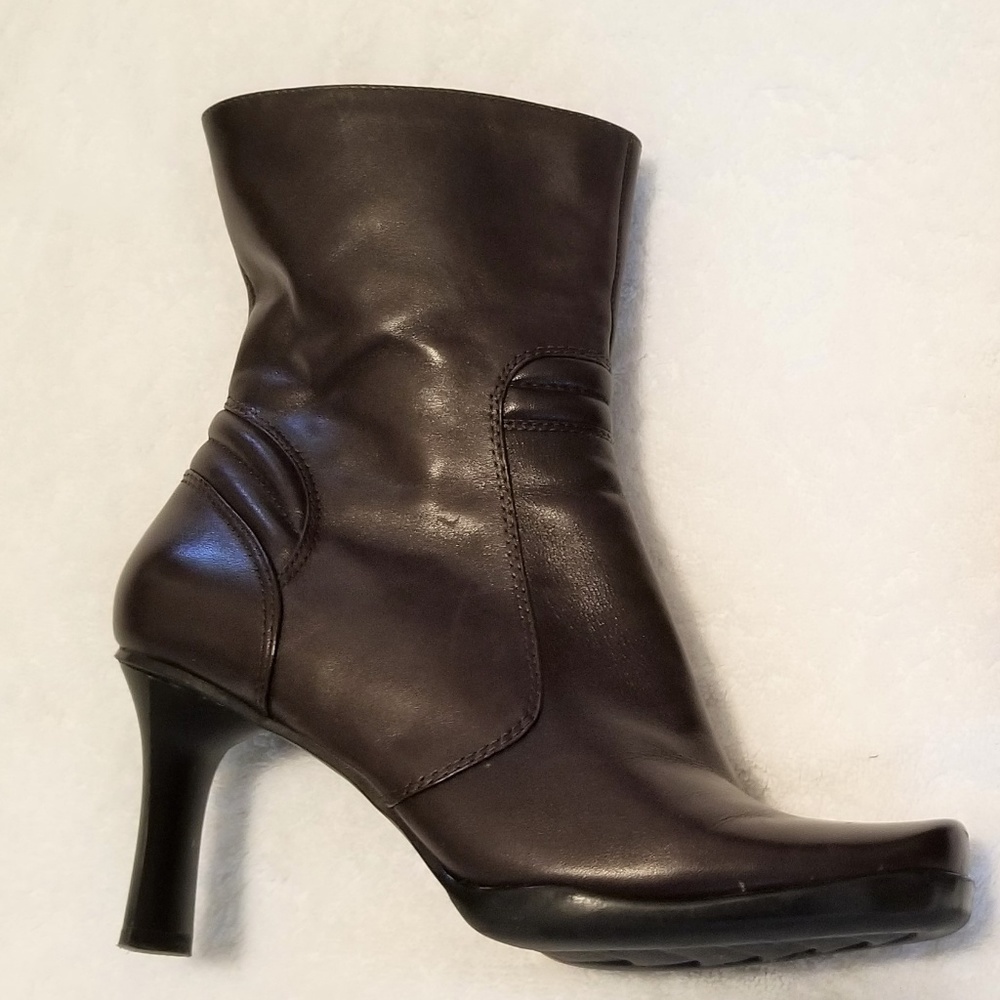 Nine West Apartment Boots in Dark Brown